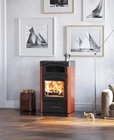 Intérieur salon classique avec cheminée en pierre sculptée active, feu de bois ardent