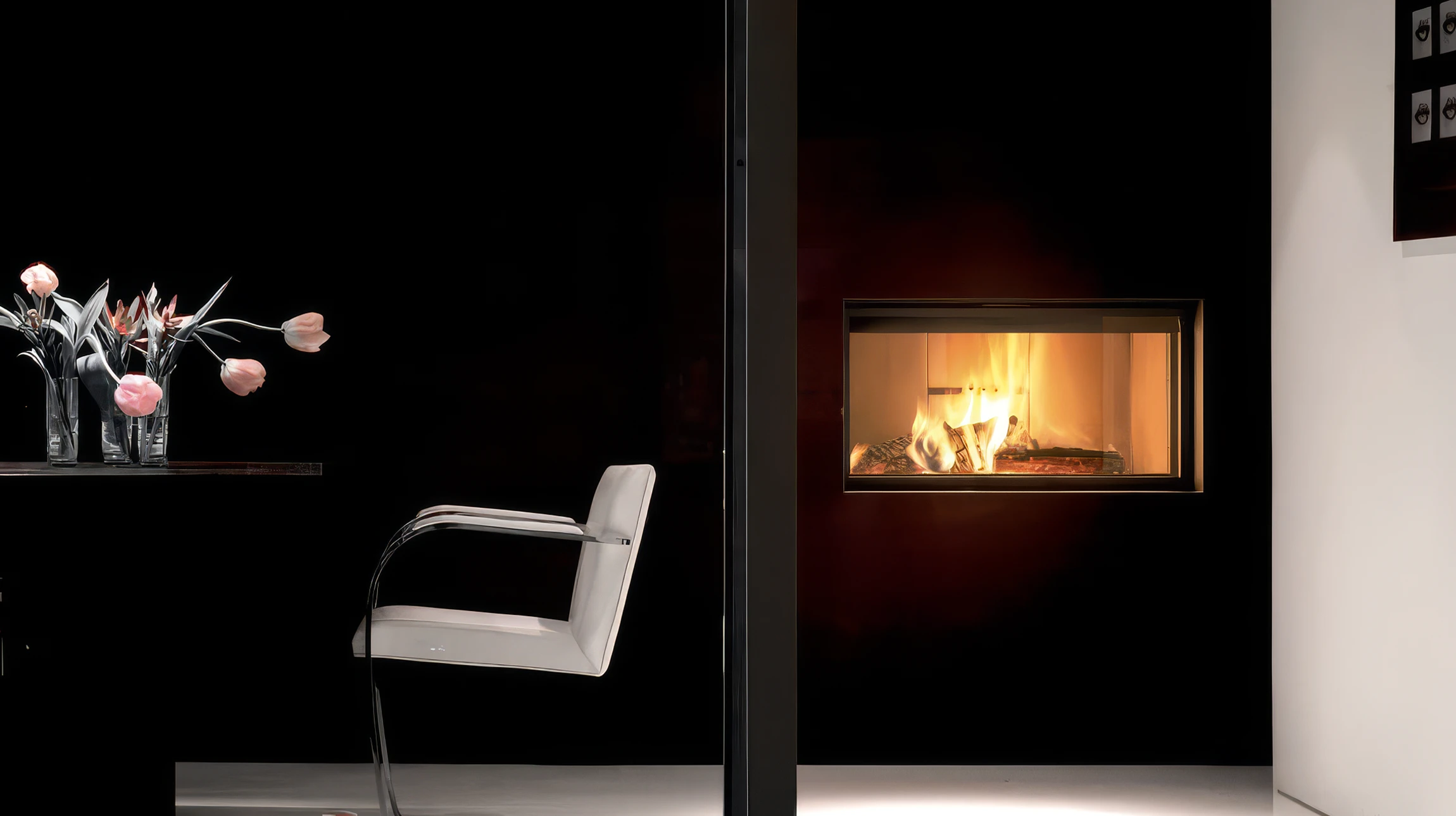 Intérieur moderne avec cheminée à foyer ouvert en fonctionnement, flammes vives sur bûches de bois