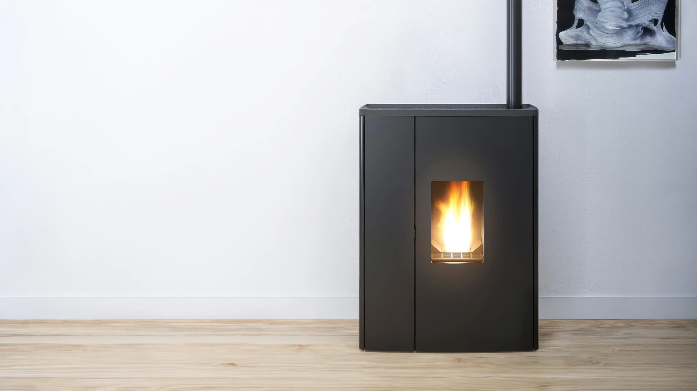 Photographie réelle d'un installateur professionnel en train de mettre en place un poêle à granulés dans le salon d'une maison, avec mise en avant de l'équipement moderne, de la pose technique et du professionnalisme du travail. La scène doit montrer le poêle fini, intégré dans un intérieur chaleureux et accueillant, illustrant le confort et l'efficacité énergétique que le produit apporte au client.