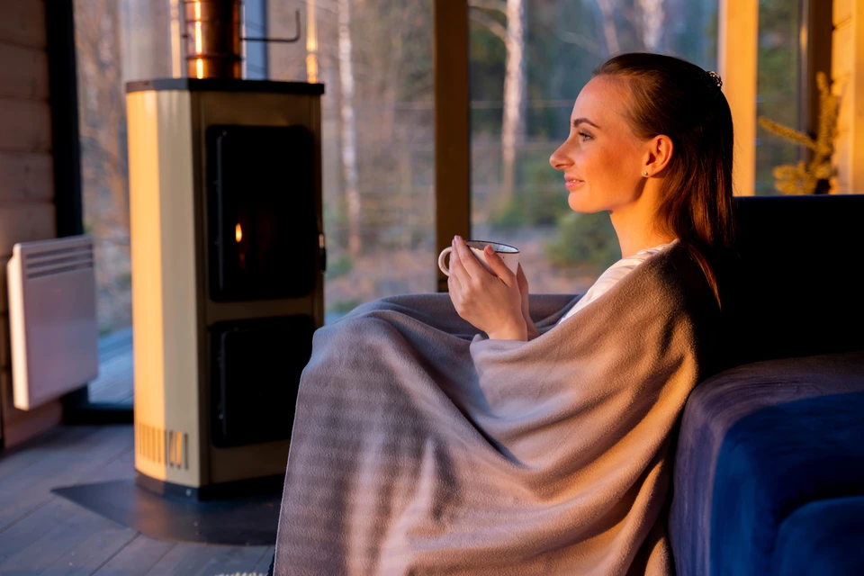 Poêle noir moderne avec flammes brûlantes et sac à pellet dans le salon