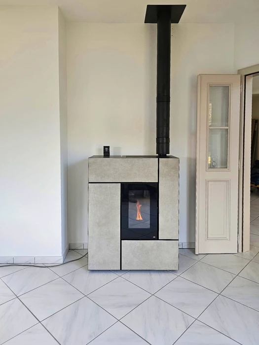 Intérieur moderne avec cheminée à foyer ouvert en activité, flanquée d'un rangement mural de bûches de bois