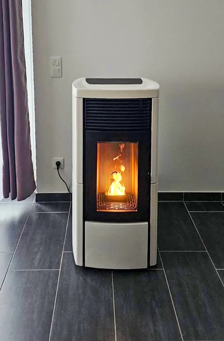 Showroom intérieur présentant plusieurs poêles à granulés de différents modèles disposés sur parquet bois