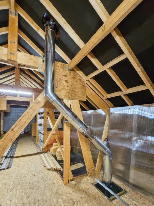 Intérieur moderne avec cheminée encastrée en fonctionnement dans mur texturé gris