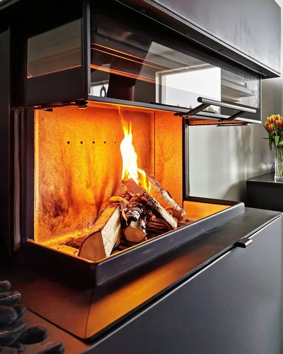 Salon moderne avec cheminée en pierre naturelle et insert à foyer fermé, télévision murale, canapés en velours vert olive, table basse en bois sombre