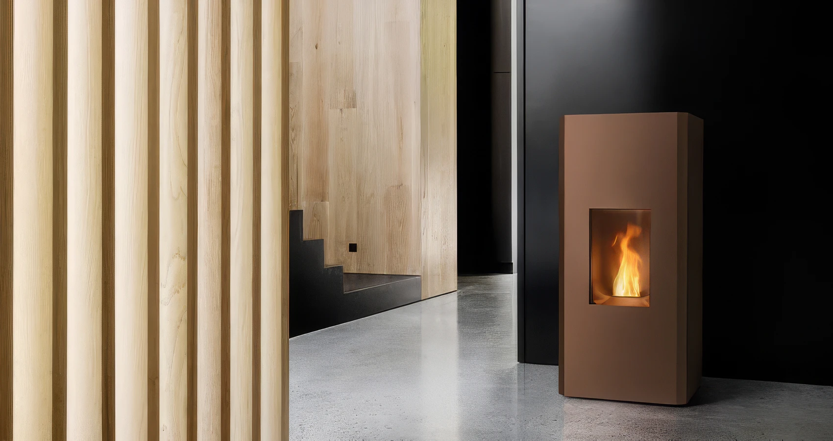 Intérieur rustique chaleureux avec poêle à bois en fonte noire allumé, flammes visibles derrière vitre arquée