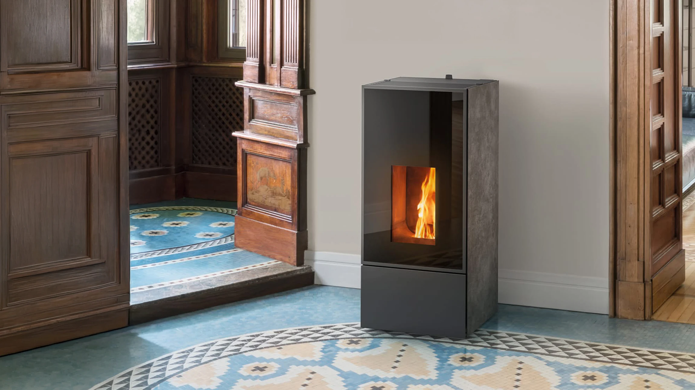 Intérieur chaleureux avec poêle à bois en fonte noire à foyer ouvert, flammes vives visibles derrière vitre arquée