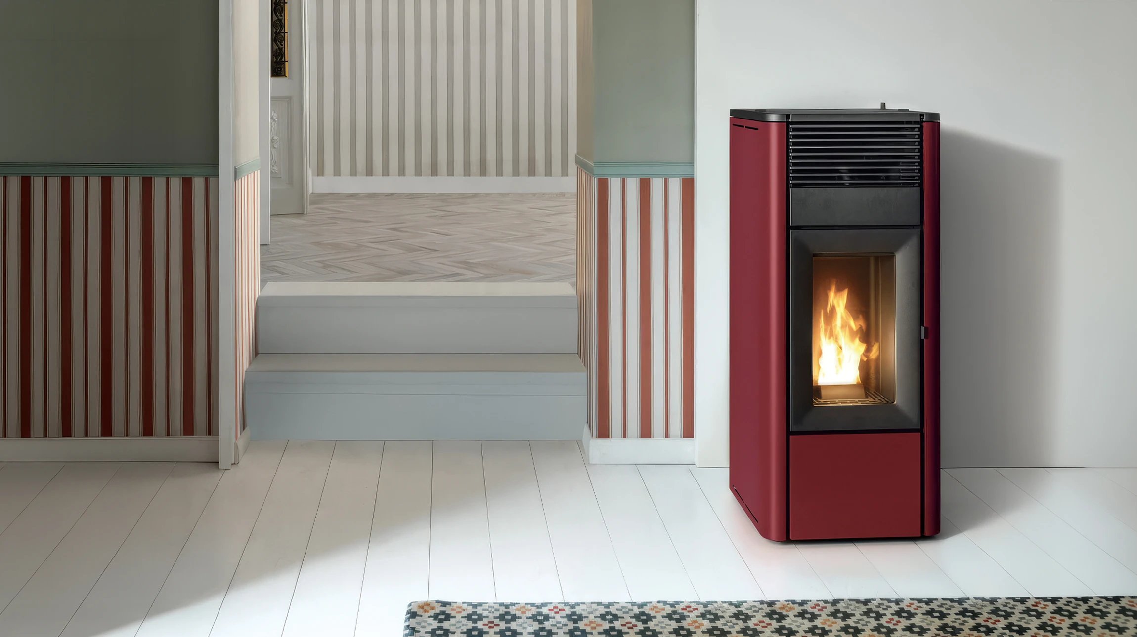 Photographie professionnelle en intérieur montrant un conseiller spécialisé en chauffage présentant un poêle à bois ou à granulés à un couple de clients dans un showroom ou espace de conseil. Le professionnel, de manière professionnelle et engageante, pointe du doigt ou fait un geste explicatif vers l'équipement ou des documents de présentation. L'atmosphère doit être chaleureuse, de confiance mutuelle, avec des clients attentifs et intéressés. L'arrière-plan montre un showroom avec d'autres poêles, cheminées ou inserts visibles, suggestions de professionnalisme et d'expertise.