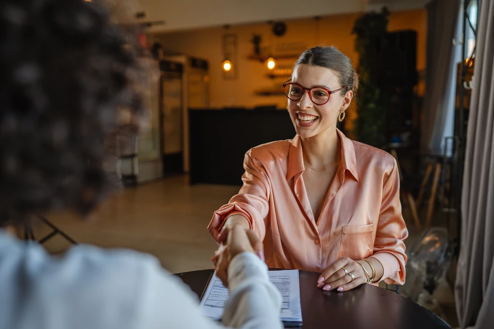 Une personne verse des granulés de bois dans le compartiment d'un poêle à pellets moderne ouvert