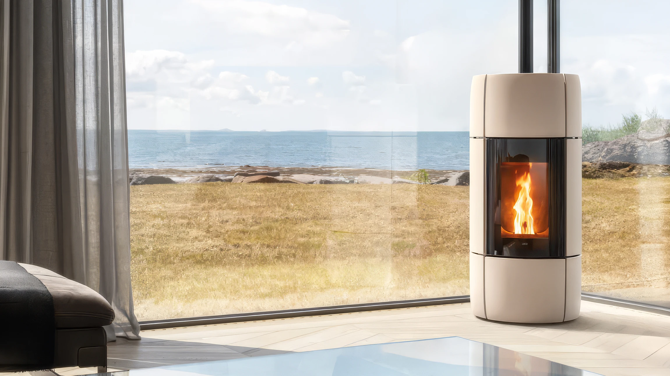 Intérieur moderne avec poêle à granulés en fonctionnement, flammes visibles dans le foyer vitré