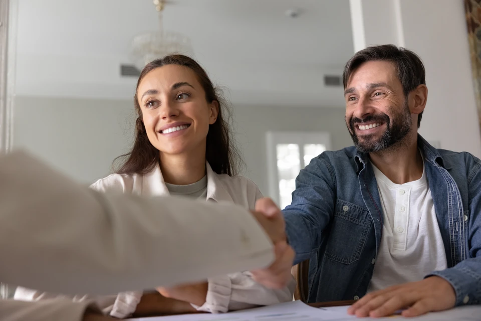 Intérieur moderne avec cheminée à foyer fermé encastrée dans mur blanc, feu actif visible